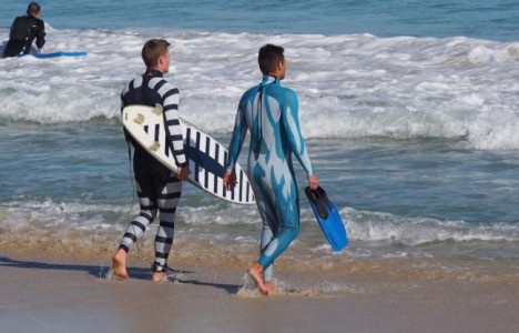 Первый в мире «костюм-невидимка» для серферов