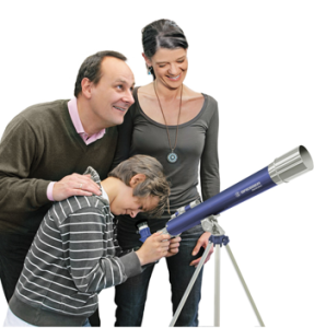 Семья смотрит в телескоп